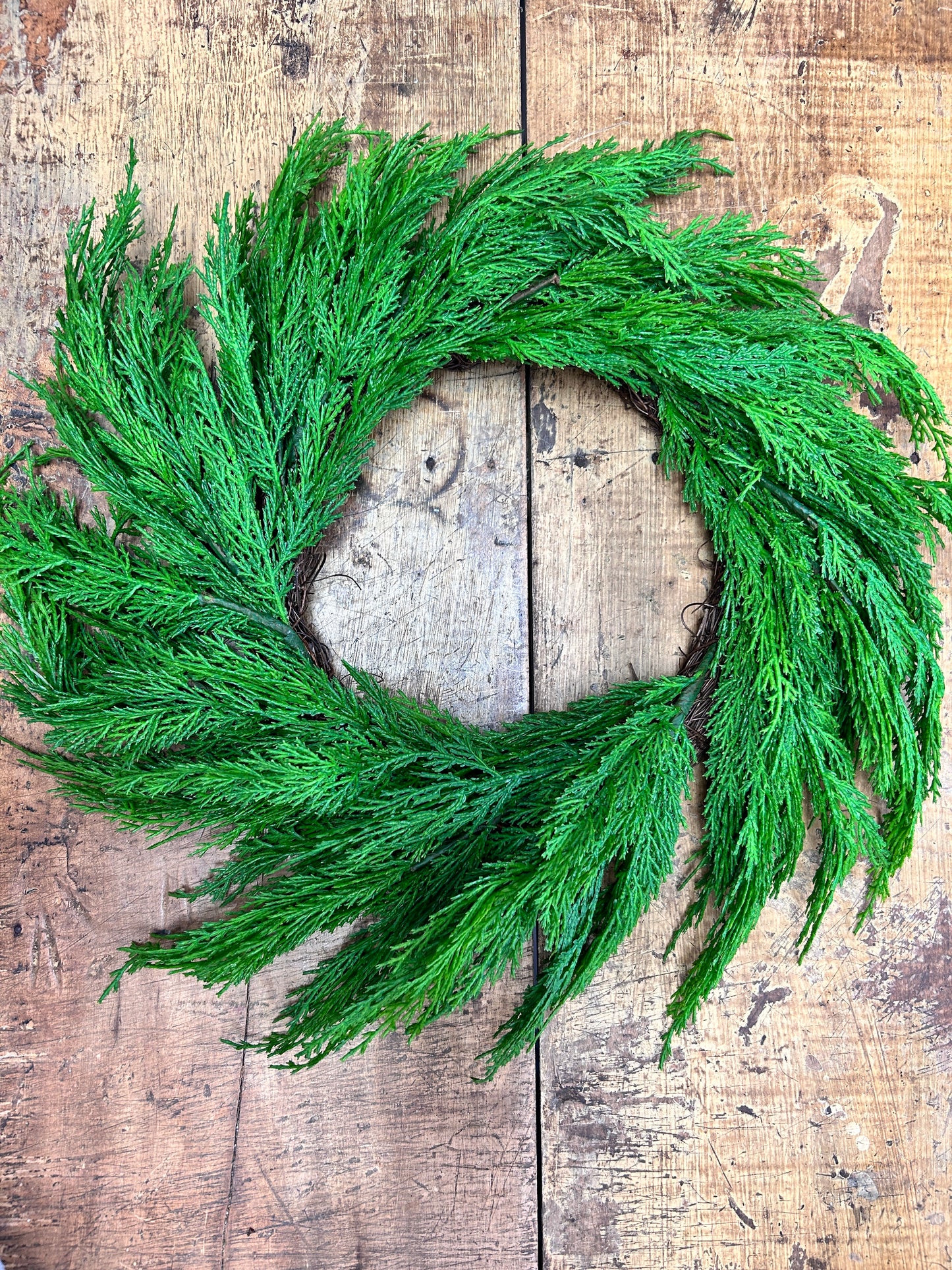 Fresh Touch Whispy Cedar Wreath